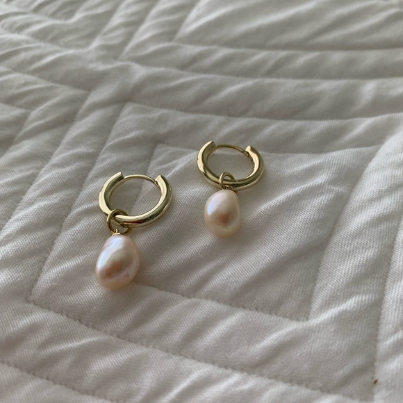 Kendra Scott Willa Gold Pearl Huggie Earrings in Freshwater Pearl - Picture 6 of 7